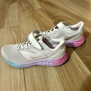 New Balance Fresh Foam Arishi V4 Bungee Lace with Top Strap